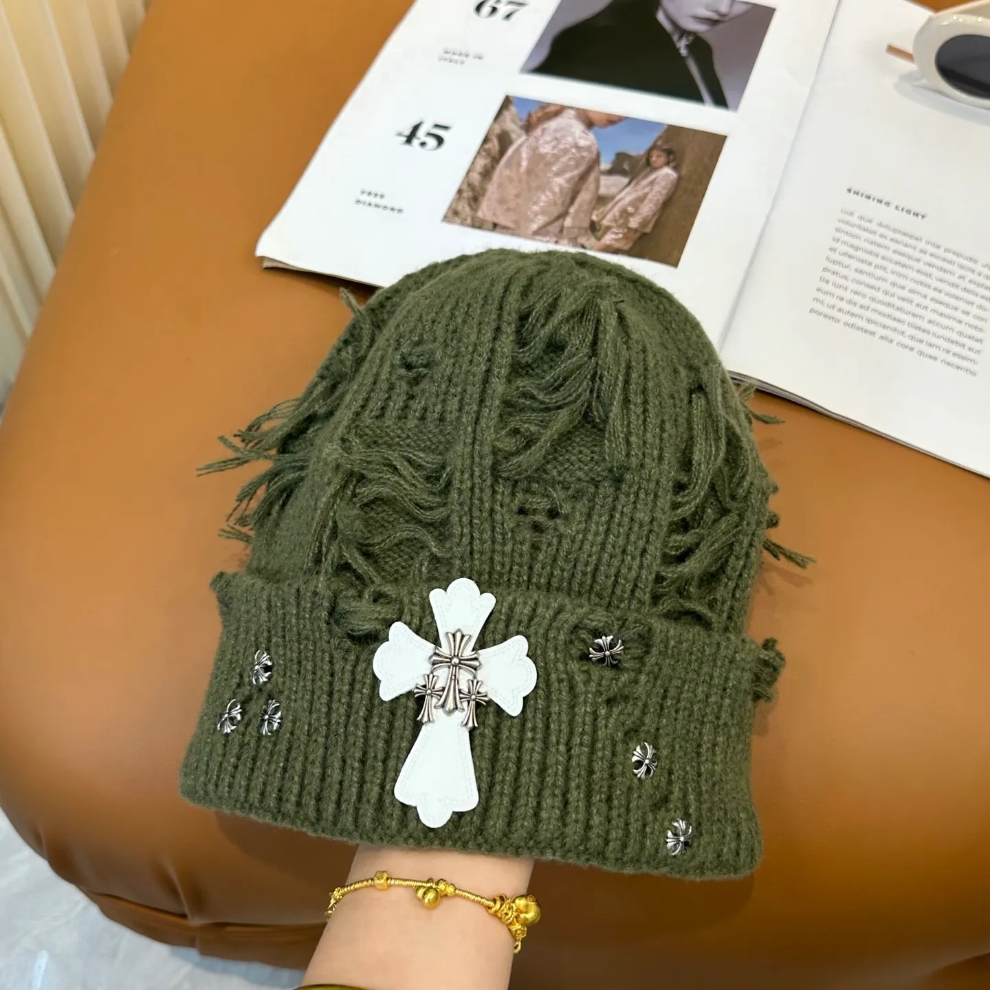 P70 🤍Chrome hearts new autumn and winter cross knitted hat🧶 One of the must-have hats in autumn and winter~ It really looks good on whoever wears it~, it is also a perfect match in black and white and gray in autumn~